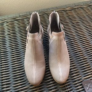 Vince Camuto bootie NWOT